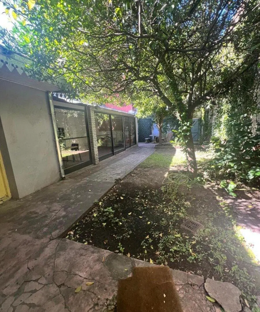 ALQUILER. GALPON COMERCIAL. VILLA URQUIZA. JARDIN. 160 m2 CUBIERTOS. 4