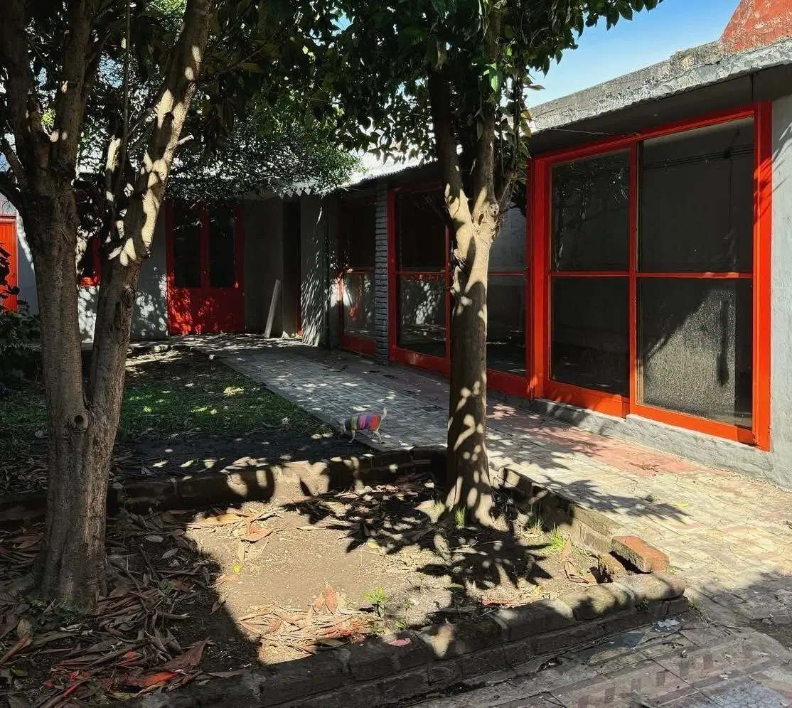 ALQUILER. GALPON COMERCIAL. VILLA URQUIZA. JARDIN. 160 m2 CUBIERTOS. 5
