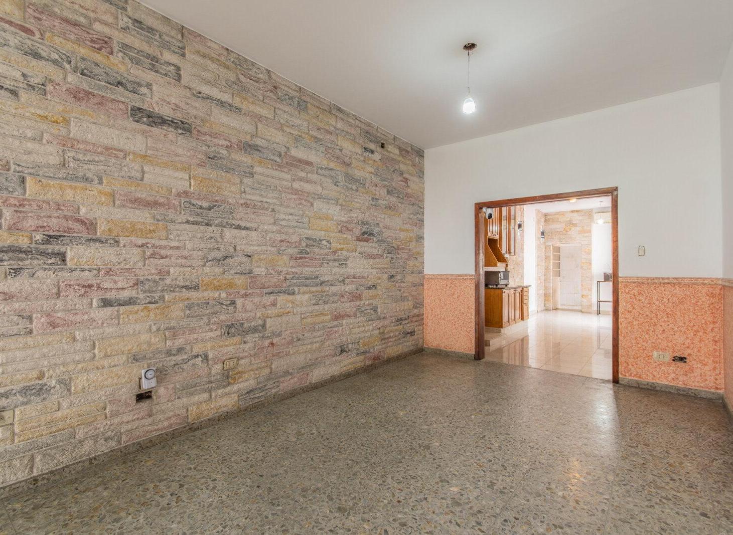 Foto de VENTA. CASA. 4 AMBIENTES. PILETA. QUINCHO. TALLER. QUILMES., imagen 4