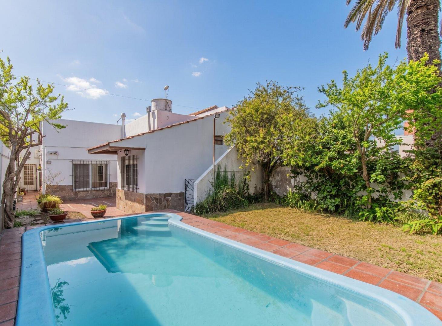 Foto de VENTA. CASA. 4 AMBIENTES. PILETA. QUINCHO. TALLER. QUILMES., imagen 1