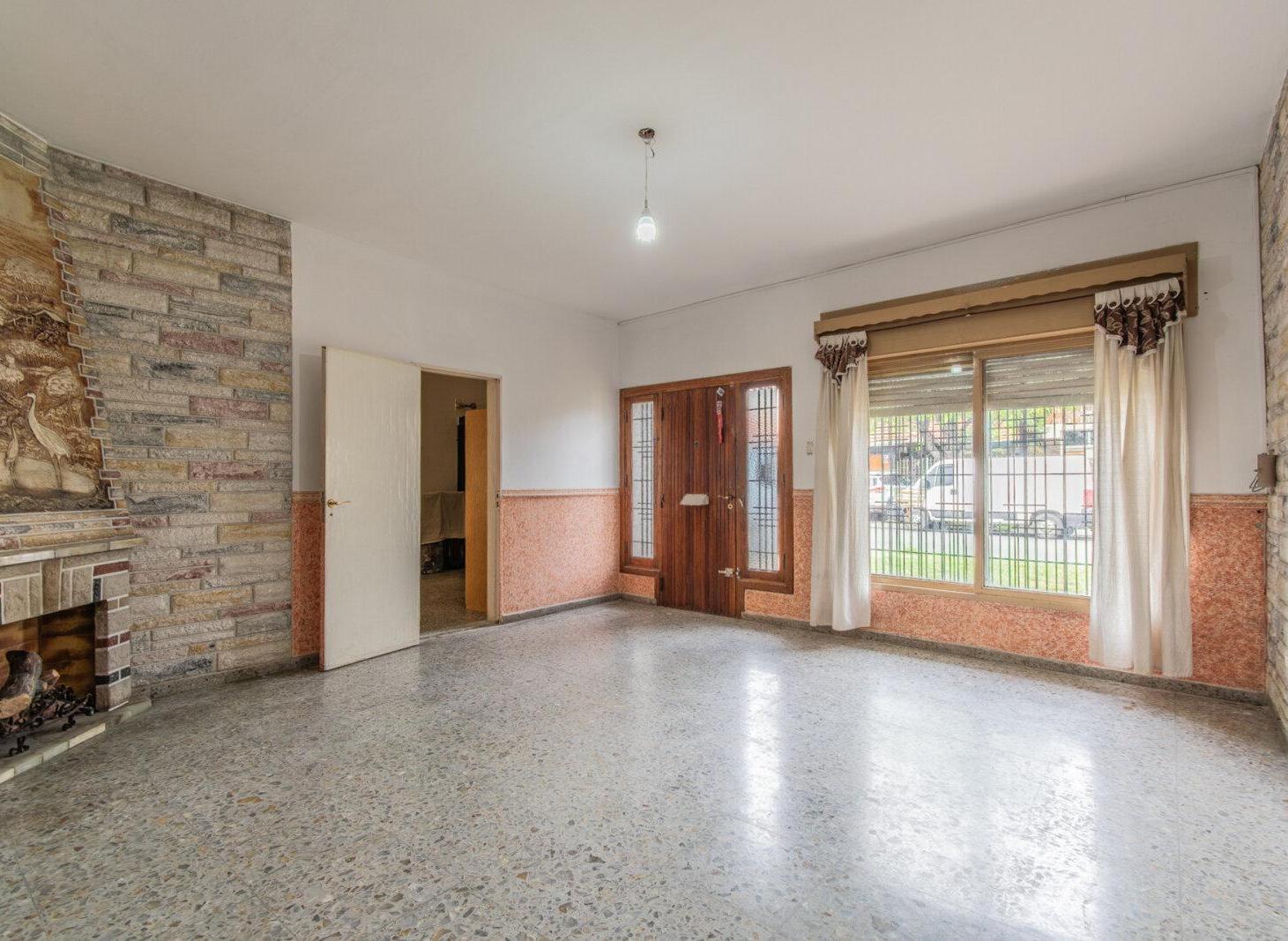 Foto de VENTA. CASA. 4 AMBIENTES. PILETA. QUINCHO. TALLER. QUILMES., imagen 3
