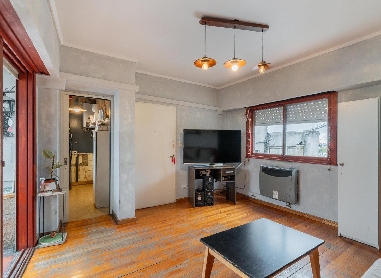 Foto de VENTA. DEPTO. 2 AMBIENTES. DEPENDENCIA. BALCÓN ATERRAZADO. MATADEROS., imagen 3