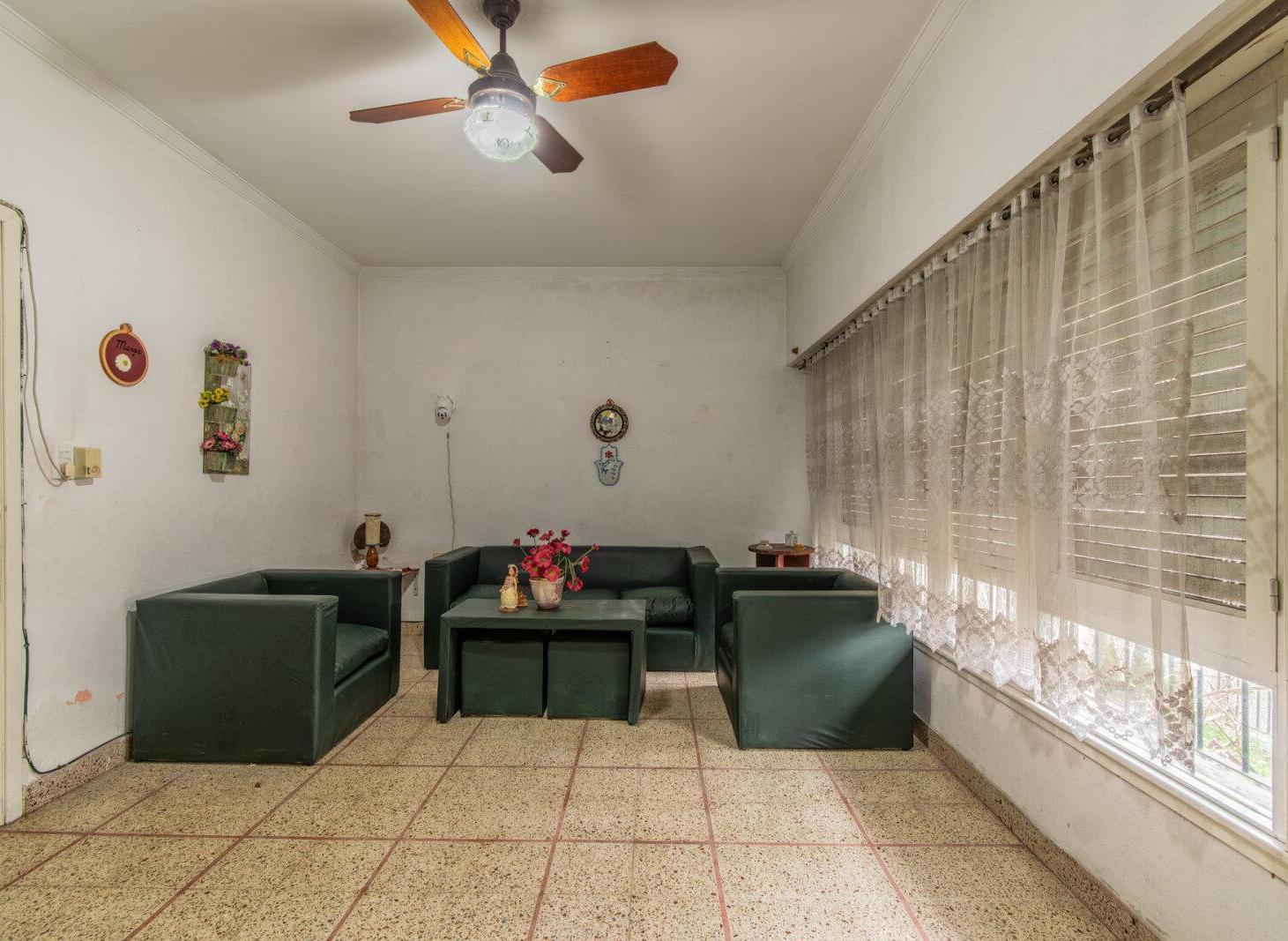 Foto de VENTA. CASA. 4 AMBIENTES. JARDÍN. GALPÓN. COCHERA. QUILMES., imagen 2