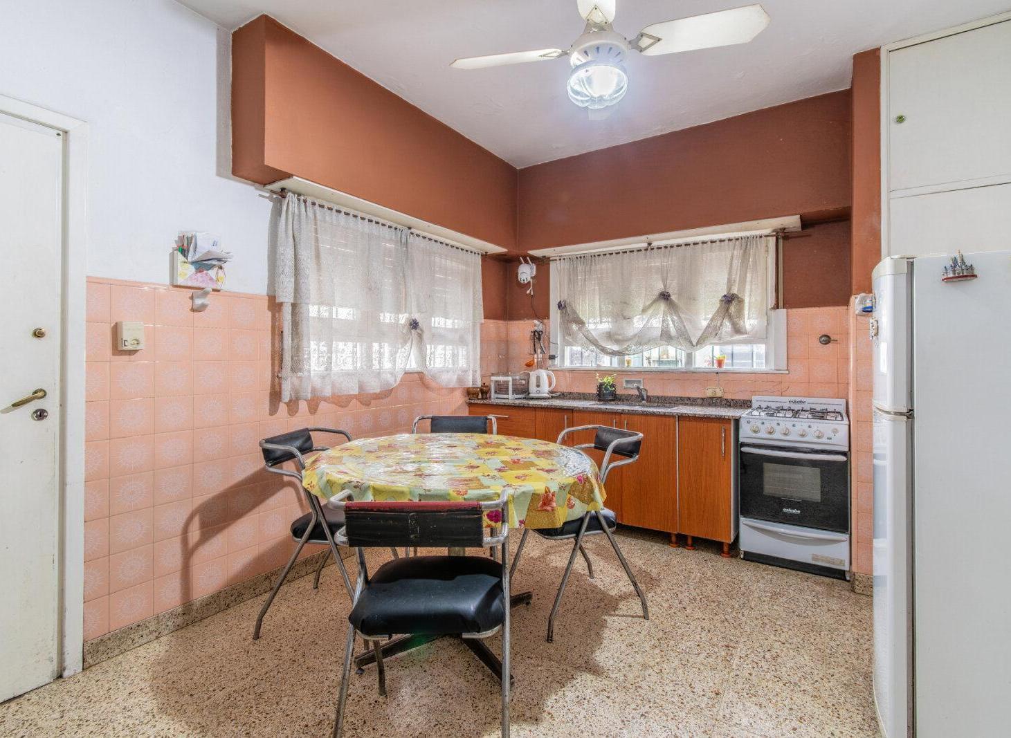 Foto de VENTA. CASA. 4 AMBIENTES. JARDÍN. GALPÓN. COCHERA. QUILMES., imagen 4