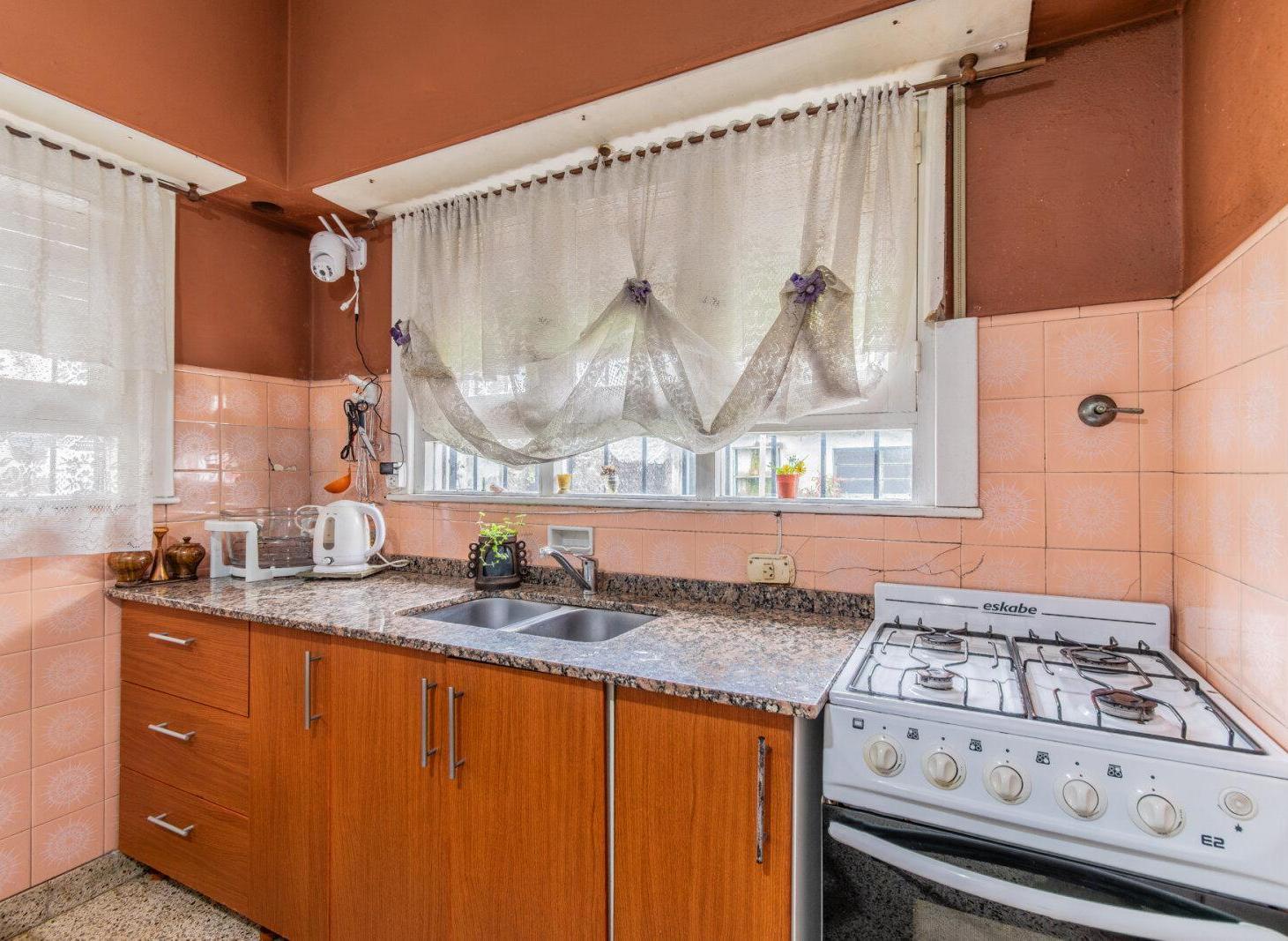 Foto de VENTA. CASA. 4 AMBIENTES. JARDÍN. GALPÓN. COCHERA. QUILMES., imagen 3