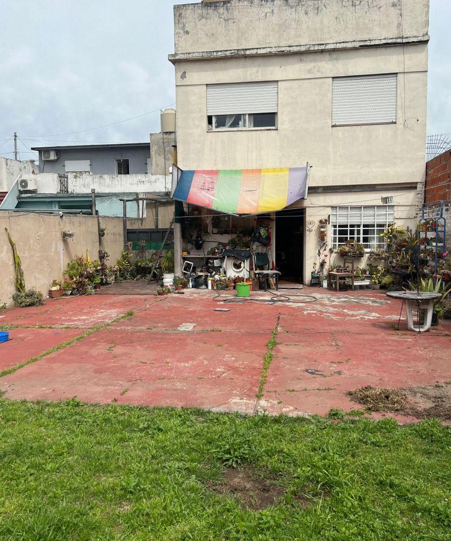Foto de PH de 214 m² con 2 dormitorios y AMPLIO JARDIN, en venta en Lanús Oeste, imagen 2