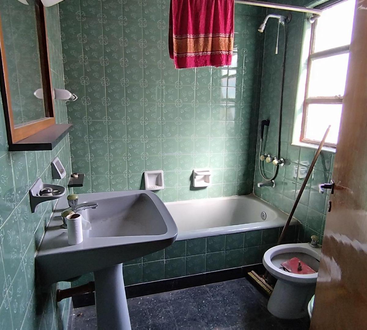 Departamento en Piso Alto a Reciclar con Cochera 4
