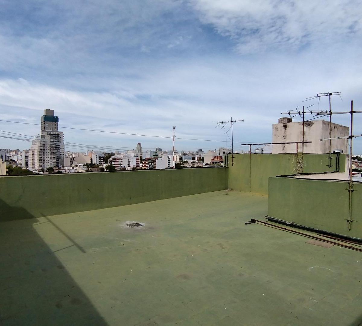 Departamento en Piso Alto a Reciclar con Cochera 1