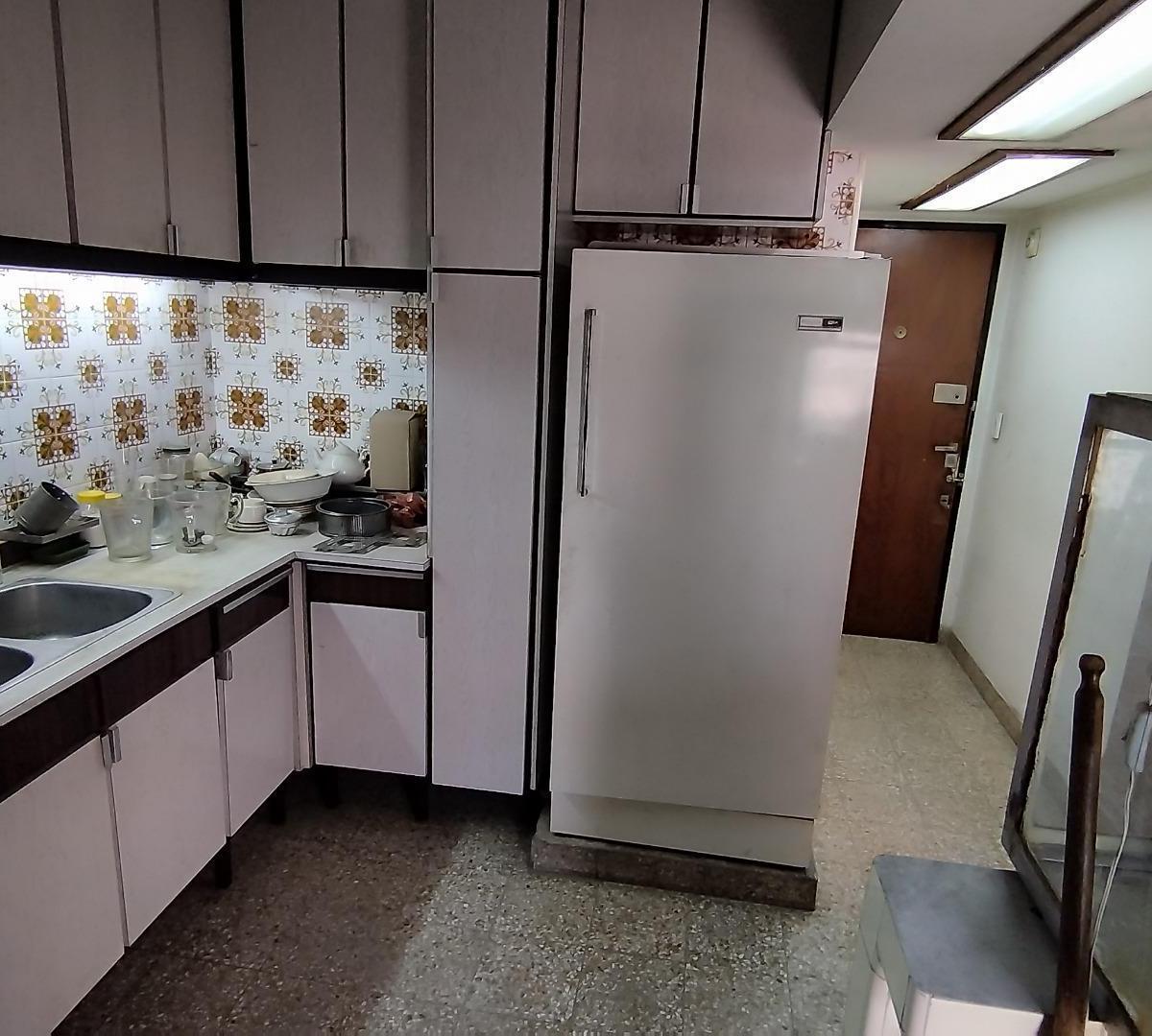 Departamento en Piso Alto a Reciclar con Cochera 5