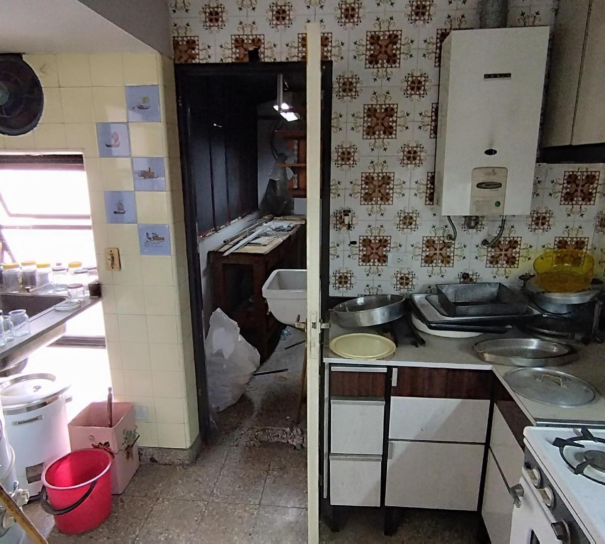 Departamento en Piso Alto a Reciclar con Cochera 2