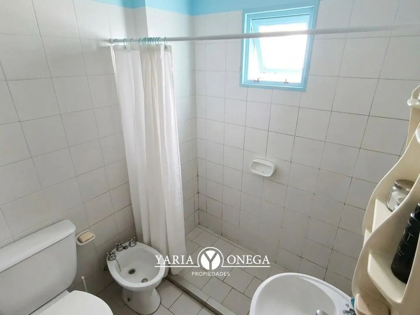 Muy buen departamento con balcón en complejo 4