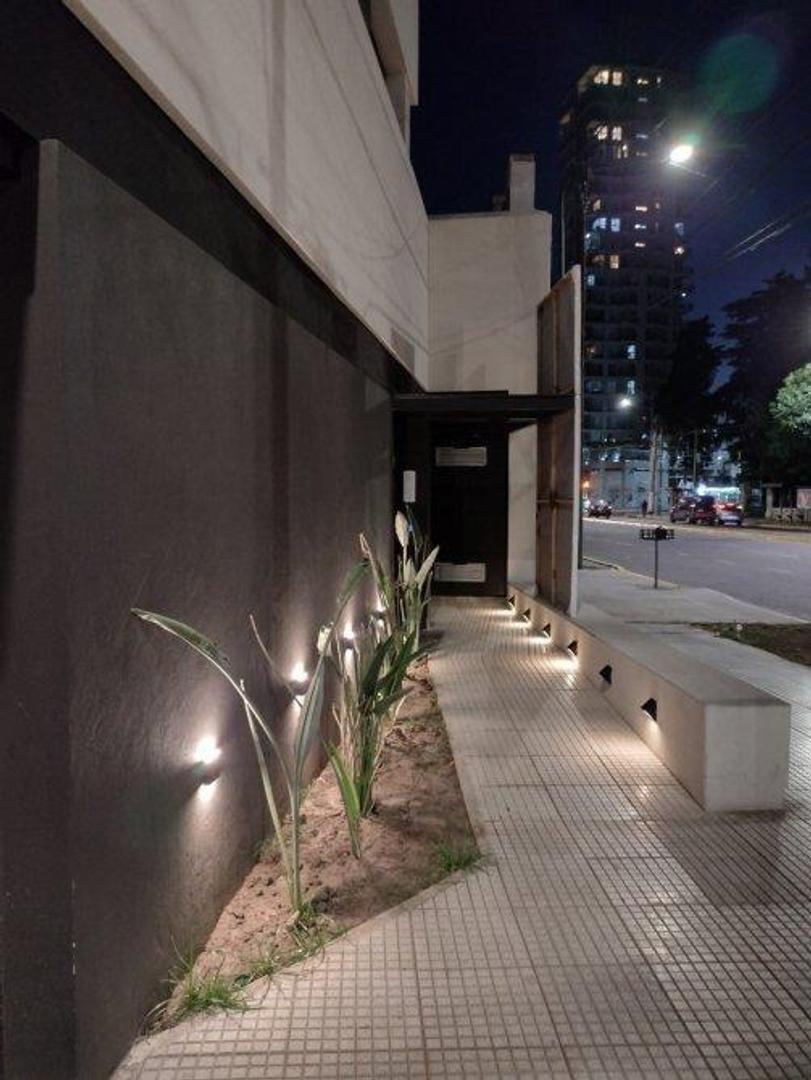 HERMOSO DEPARTAMENTO DE 3 AMBIENTES CON COCHERA.