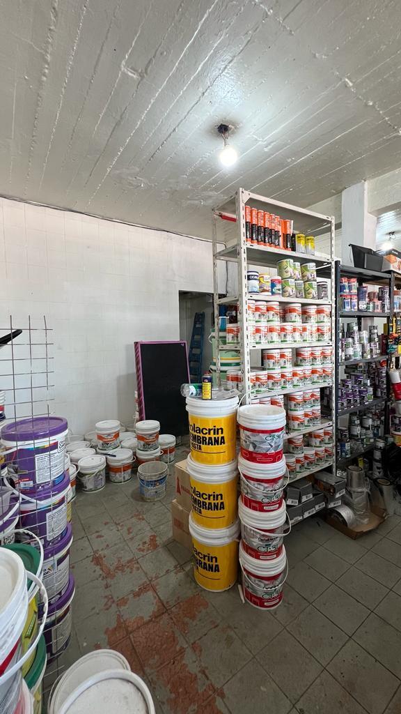 Amplio Local en Excelente Zona Comercial con Fondo Libre, Escucha Ofertas! 4