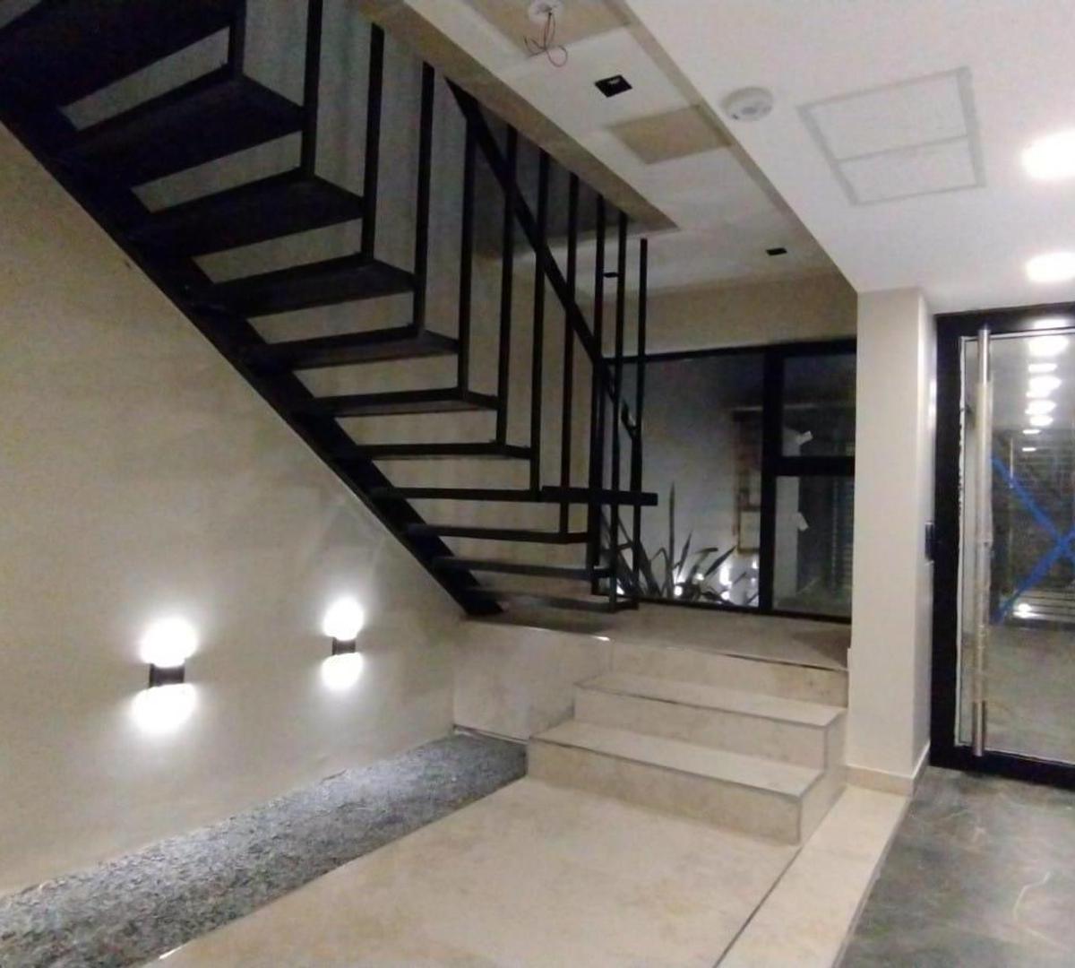 HERMOSO DEPARTAMENTO DE 3 AMBIENTES CON COCHERA.