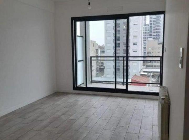 MONOAMBIENTE AL FRENTE CON BALCON 3°B 3