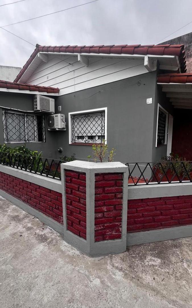 Casa 4 ambientes con cochera cubierta p/ 2 autos