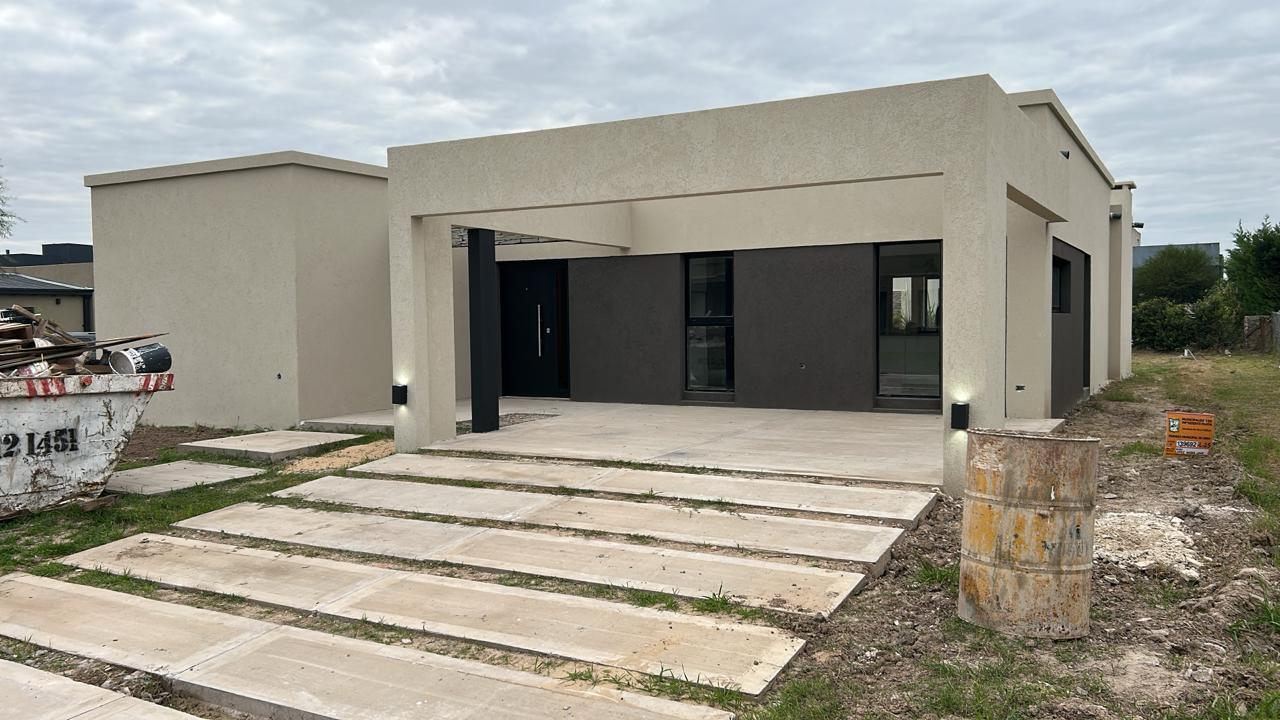 CASA EN BARRIO PRIVADO EN VENTA