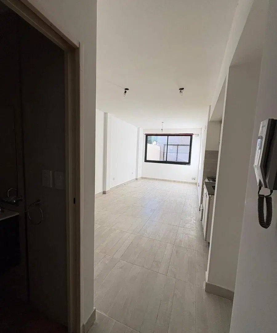 Departamento monoambiente con terraza privada y baulera, en Banfield Este 2