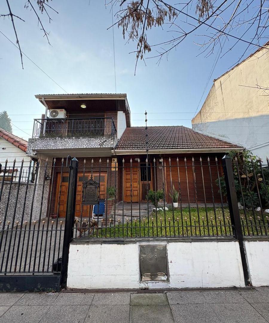 CHALET 4 AMBIENTES BANFIELD ESTE