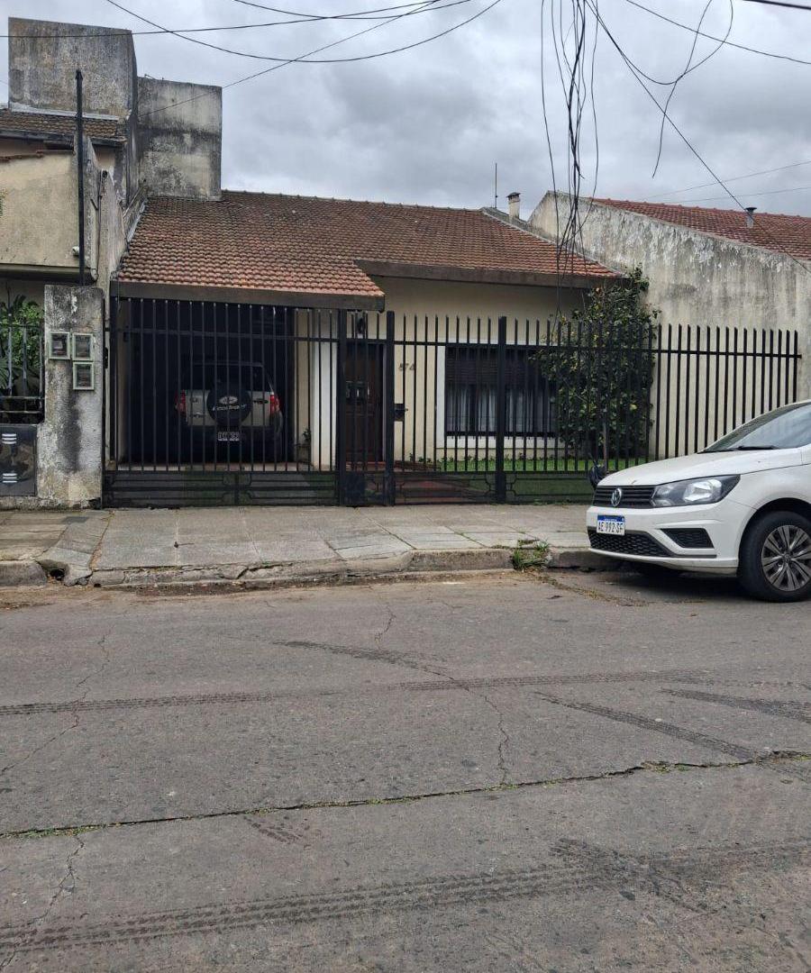 Foto de HAEDO CHICO CHALET EN GRAN LOTE CON FONDO Y PILETA - DIFERENTES, imagen 1