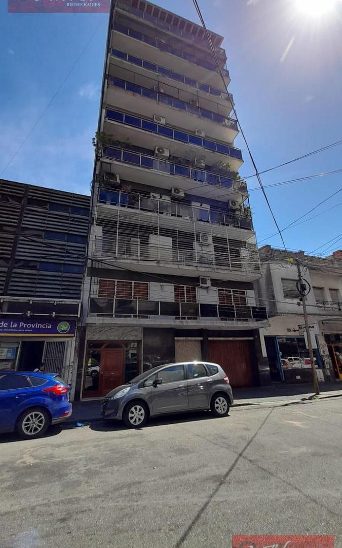 EXCLUSIVO PISO DE 4 AMBIENTES CON DEPENDENCIA Y COCHERA. ACEPTA PERMUTA.