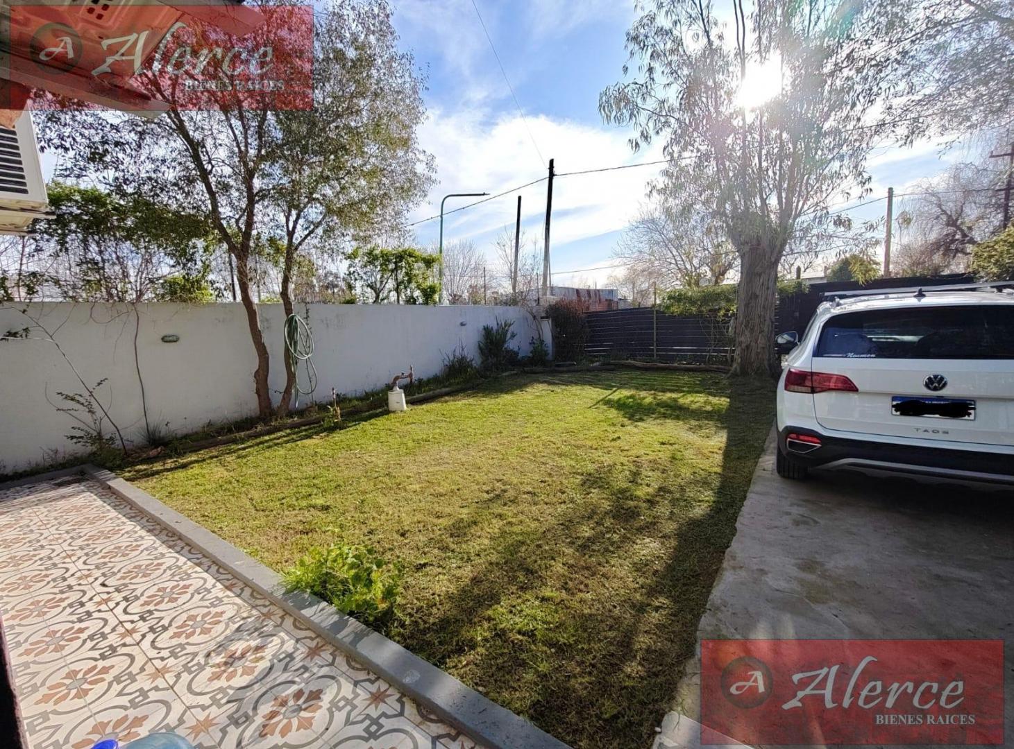 Foto de EXCELENTE CASA CON PILETA Y QUINCHO EN LOTE DE 10X40, imagen 2