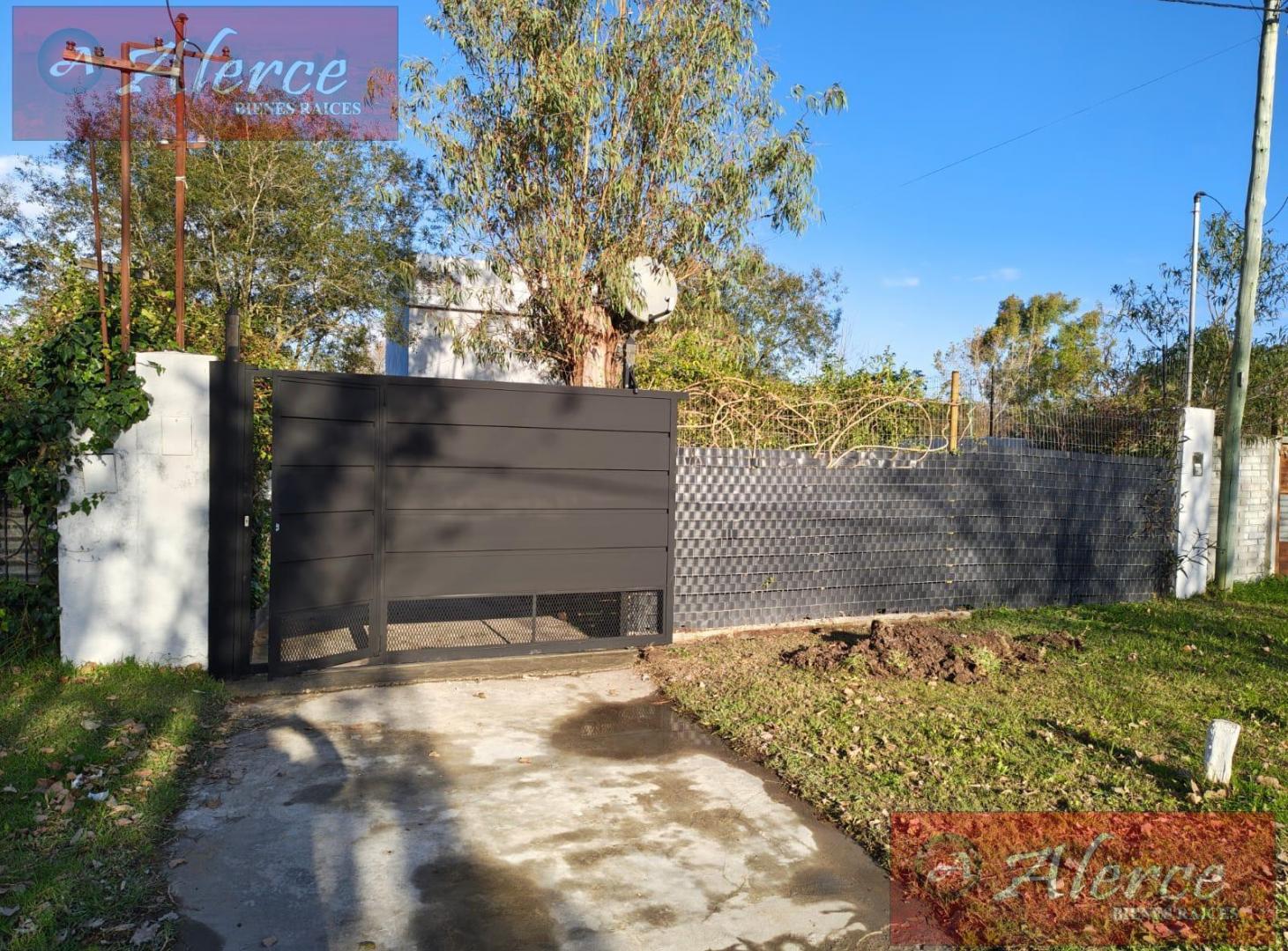 Foto de EXCELENTE CASA CON PILETA Y QUINCHO EN LOTE DE 10X40, imagen 1