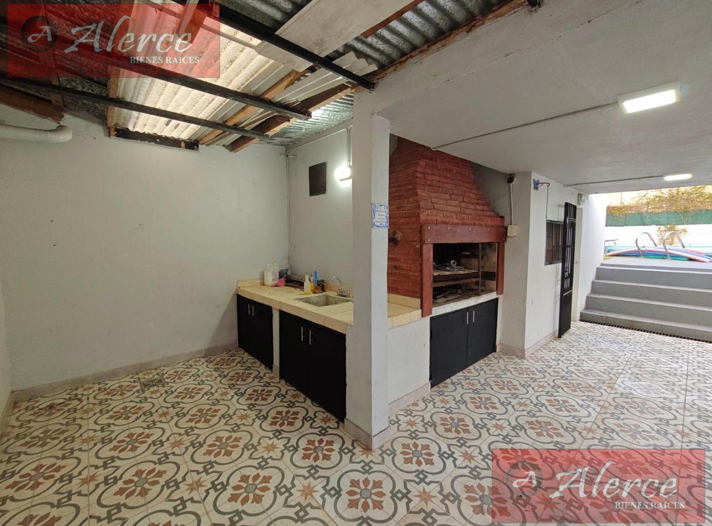 Foto de EXCELENTE CASA CON PILETA Y QUINCHO EN LOTE DE 10X40, imagen 3