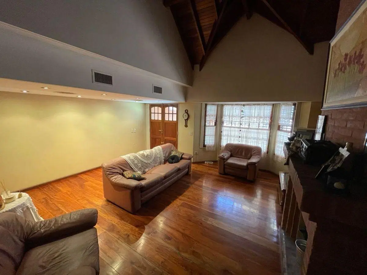 CHALET 4 AMBIENTES CON PARQUE 3