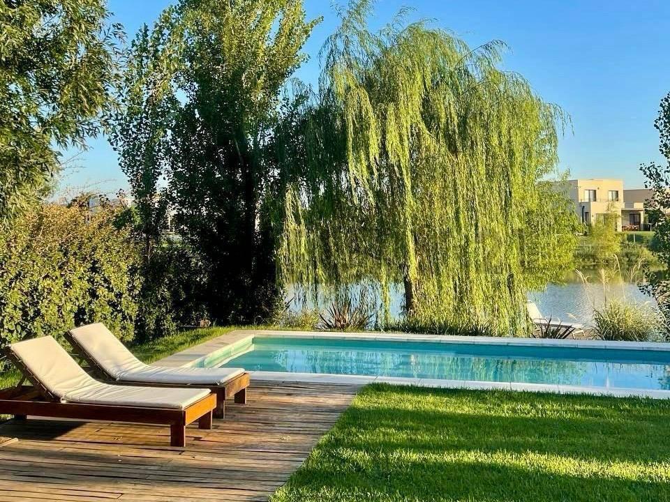 Casa a la Laguna en Venta en El Canton, Vista Abierta, Pileta y Muelle Propio