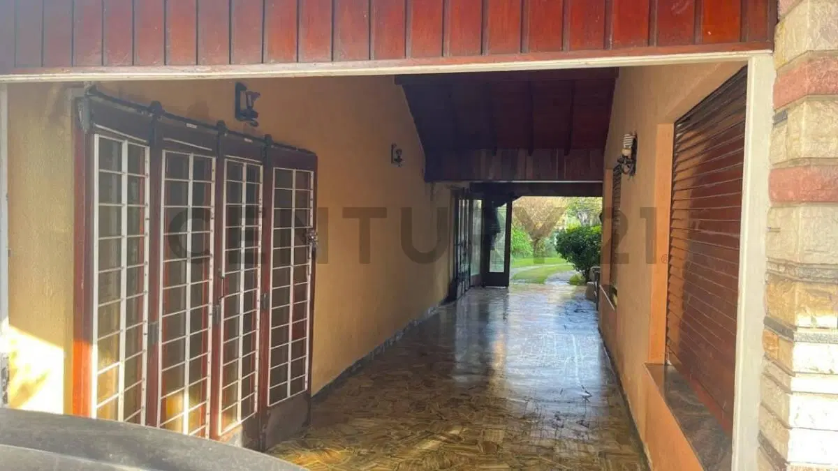 Casa con frente 12,99 m y amplio fondo parquizado 4