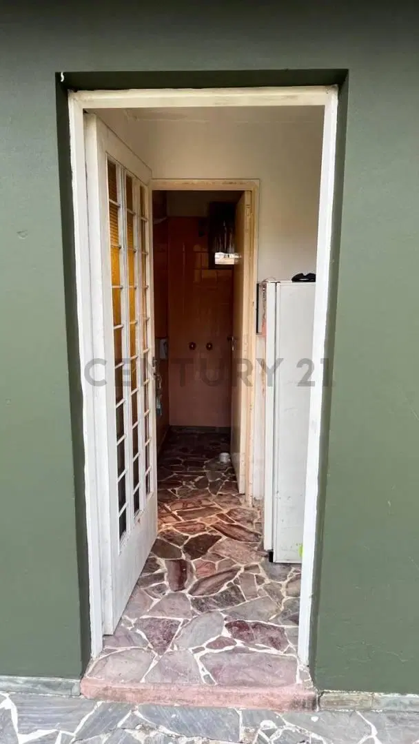 Casa con frente 12,99 m y amplio fondo parquizado 2