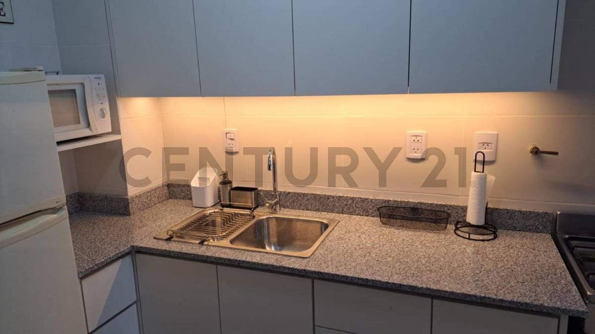 Foto de EXCELENTE DEPTO ALQUILER 2 AMB IMPECABLE AMOBLADO LUMINOSO BALCON FTE, imagen 2