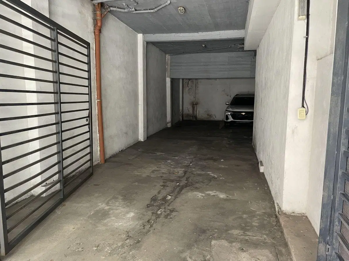 COCHERA EN ALQUILER FIJA EN PLANTA BAJA DE EDIFICIO CUBIERTA PORTON MANUAL 24 DE NOVIEMBRE AL 1200 3