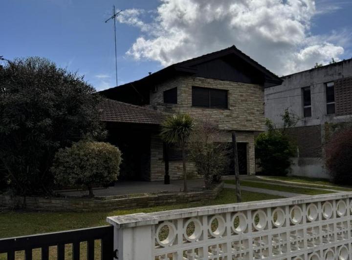 Casa 3 dorm. Amplio lote. Quincho y pileta - Cno General Belgrano e/ 409 y 411 3