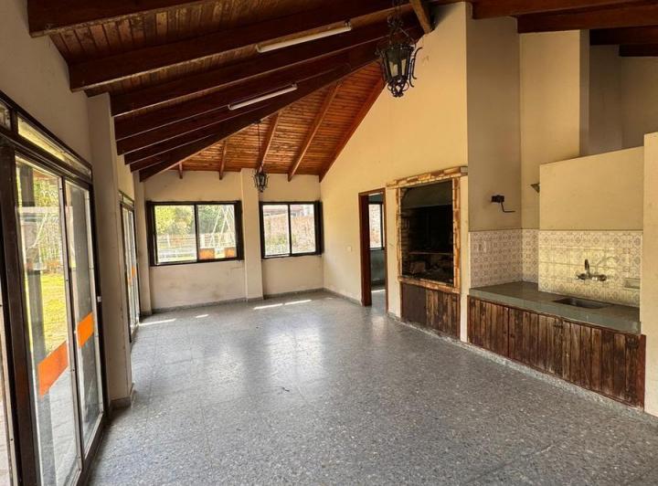 Casa 3 dorm. Amplio lote. Quincho y pileta - Cno General Belgrano e/ 409 y 411 5