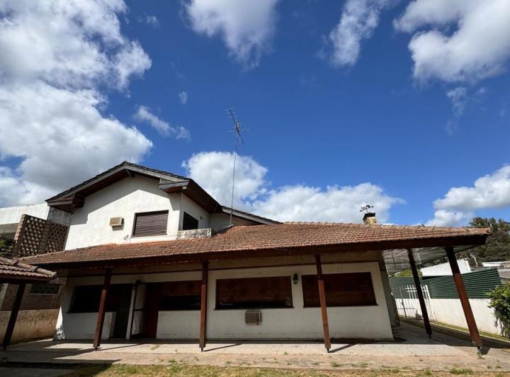 Casa 3 dorm. Amplio lote. Quincho y pileta - Cno General Belgrano e/ 409 y 411 4