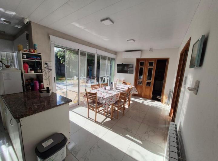 Imperdible casa en lote propio – Refaccionada, con pileta, quincho y terraza - Calle 70 y 134 1