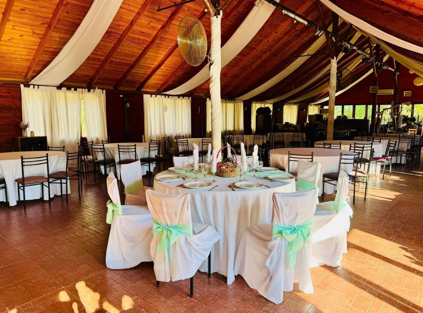 OPORTUNIDAD ,Casa +Salón de fiestas en venta "Las Casuarinas " 216 y 506 4