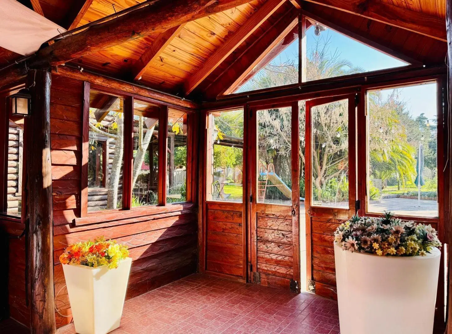 OPORTUNIDAD ,Casa +Salón de fiestas en venta "Las Casuarinas " 216 y 506 3