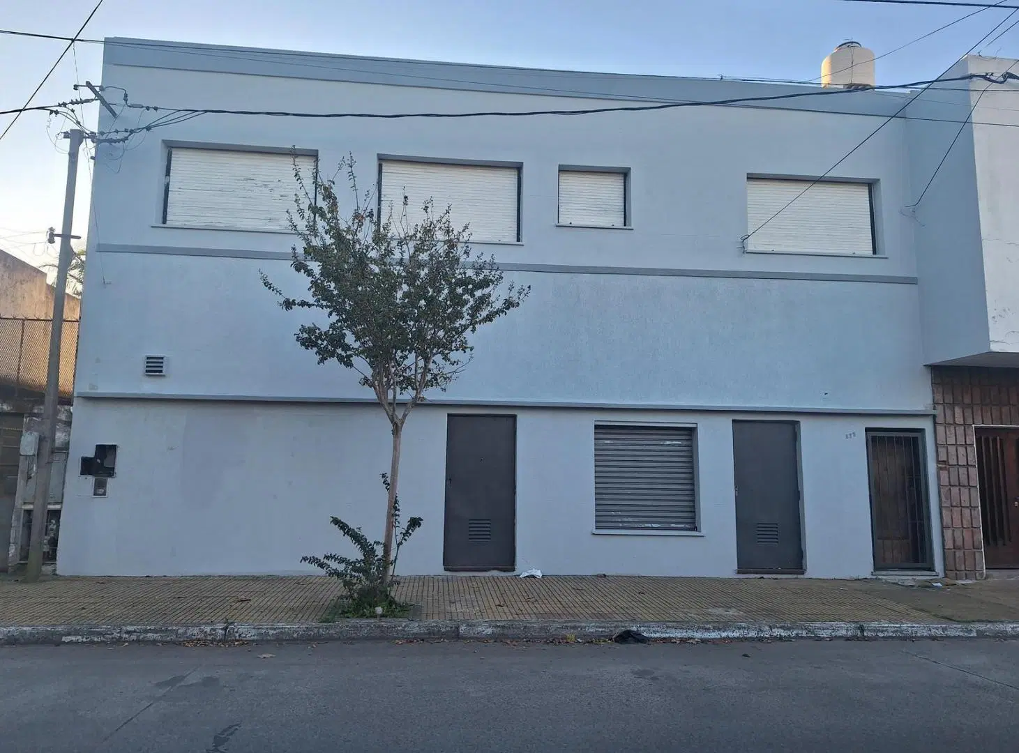 Alquiler de local de 100 mts con cochera y patio 2