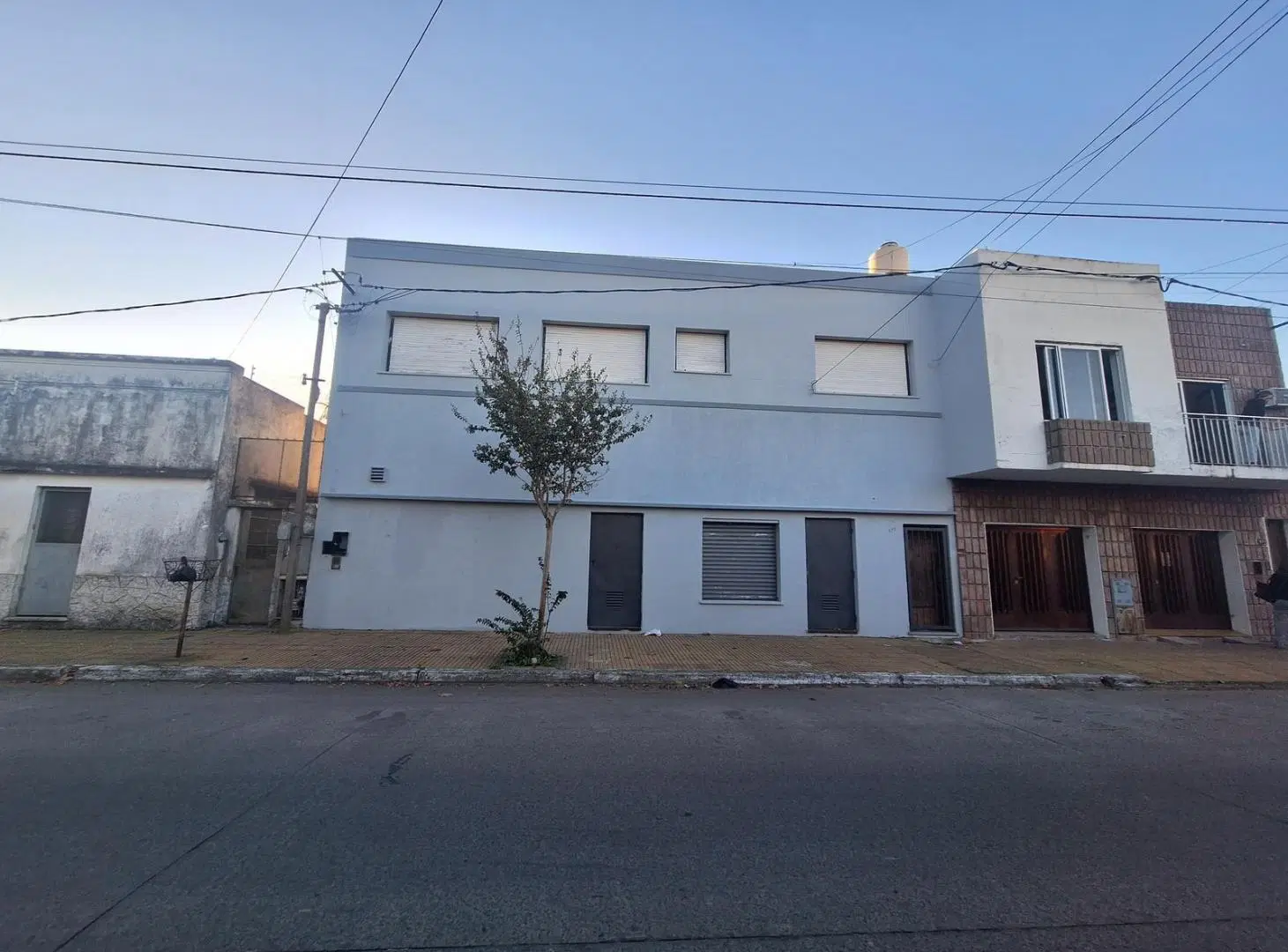 Alquiler de local de 100 mts con cochera y patio 3