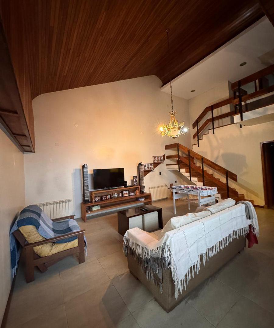 Foto de Casa en venta sobre lote propio – Amplia y funcional - Berisso, imagen 2