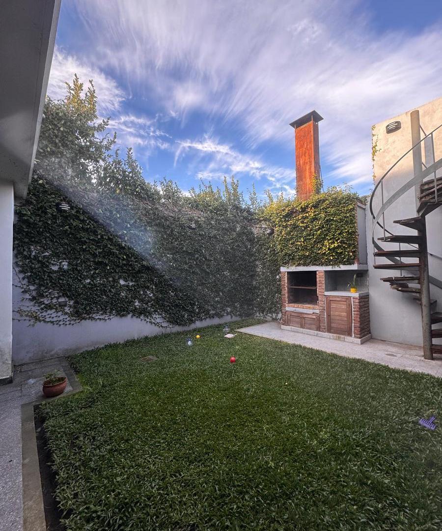 Foto de Casa en venta sobre lote propio – Amplia y funcional - Berisso, imagen 1