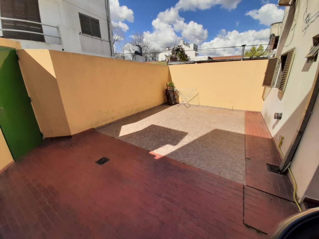 Departamento con patio en casco urbano