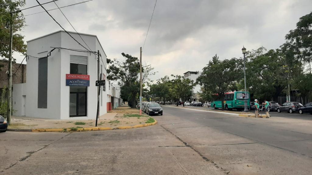 Local en bajada de autopista