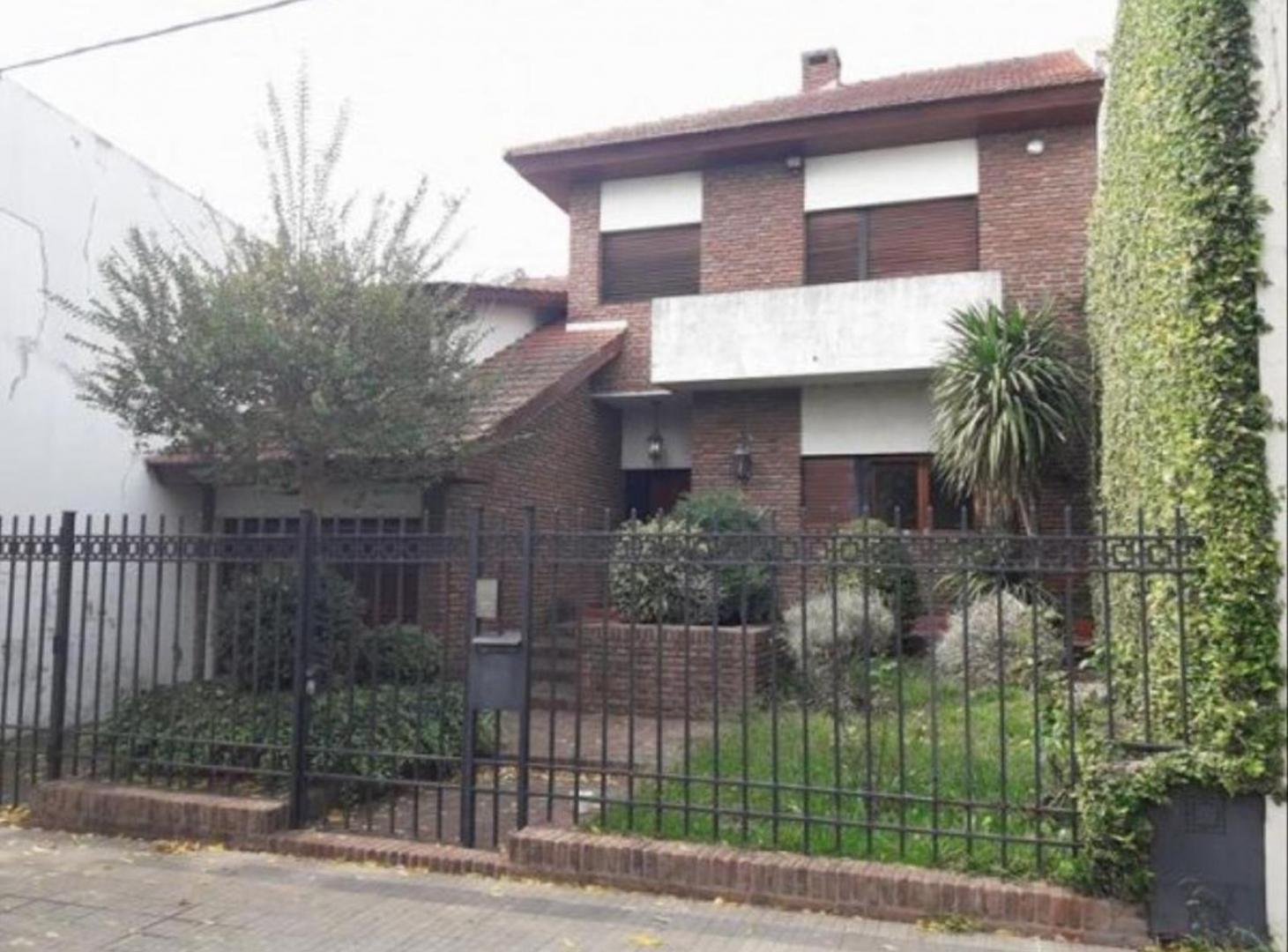 CASA EN VENTA EN LA PLATA - 4 DORMITORIOS Y PILETA