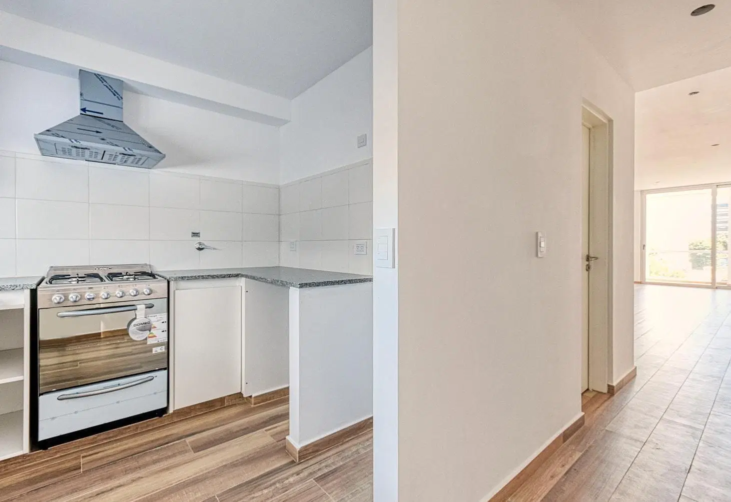 Departamento en alquiler en La Plata zona Residencial-60 mts. 1 ambiente con balcon. De catetoria 2