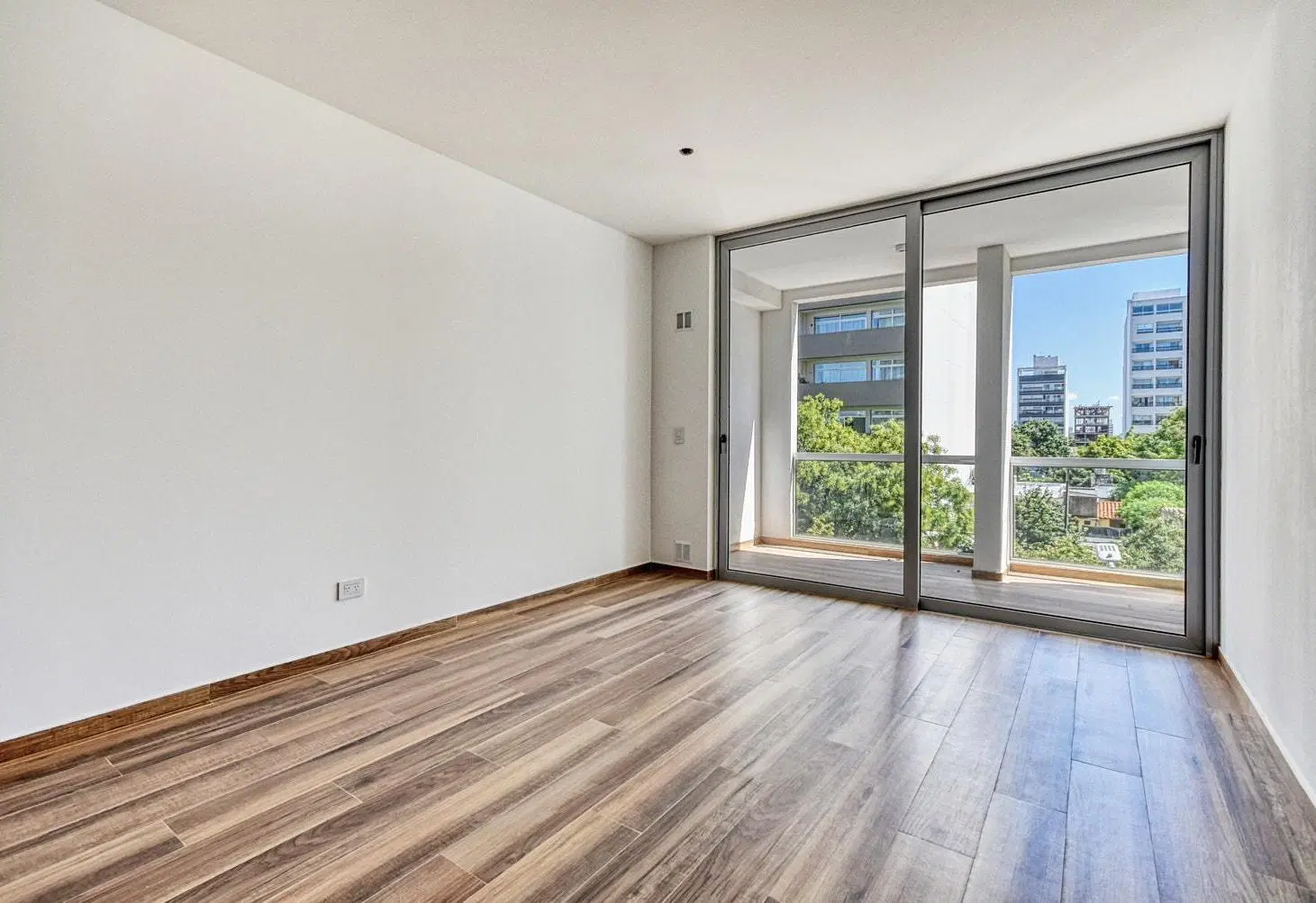 Departamento en alquiler en La Plata zona Residencial-60 mts. 1 ambiente con balcon. De catetoria 1