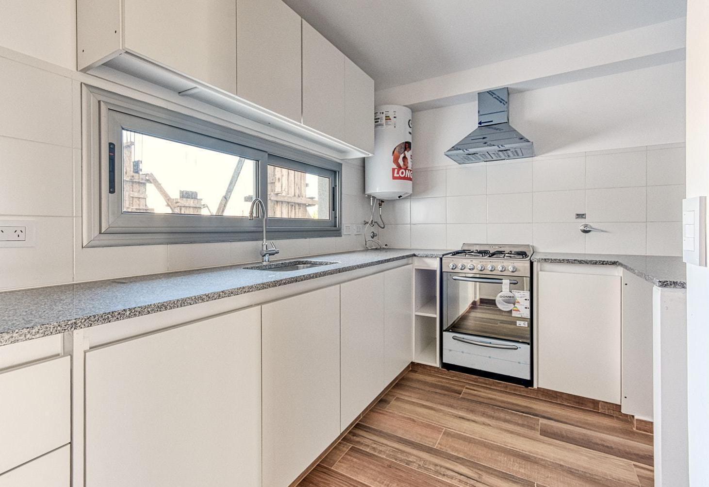 Departamento en alquiler en La Plata zona Residencial-60 mts. 1 ambiente con balcon. De catetoria